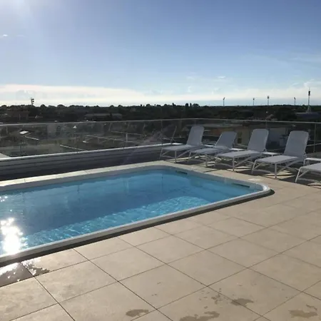 Contemporary With Pool شقة