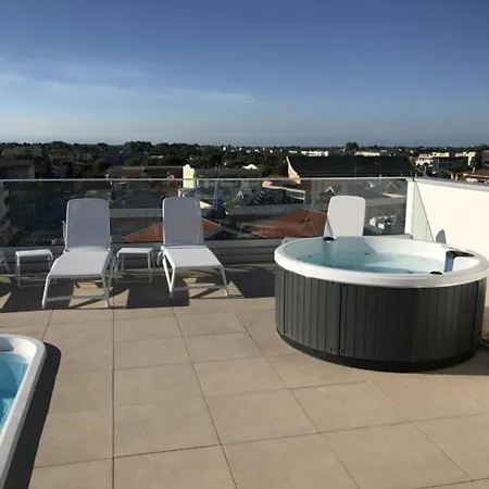 Contemporary With Pool شقة